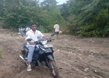 Estudante husi ESGP no ESTV Akar laran dudu hela motor iha Mota SebaLebo iha Aldeia Bonuk Ida Suku Labarai.Foto Marcos Cortereal.(29/06).