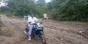 Estudante husi ESGP no ESTV Akar laran dudu hela motor iha Mota SebaLebo iha Aldeia Bonuk Ida Suku Labarai.Foto Marcos Cortereal.(29/06).