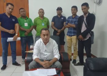 Administrador Munisipiu Covalima Fransisco de Andrade hamutuk ho KJRDN levantamentu dadus ba vítima inundasaun iha Covalima.Foto Cova5.News/Marco Cortereal.