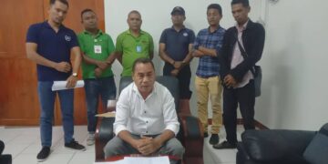 Administrador Munisipiu Covalima Fransisco de Andrade hamutuk ho KJRDN levantamentu dadus ba vítima inundasaun iha Covalima.Foto Cova5.News/Marco Cortereal.