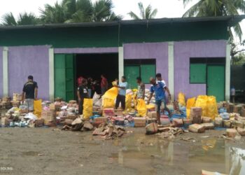 Be'e Sae Estragus sasan Kios nian iha Suku SuaiLoro Postu Administrativu Suai, Sexta (30/06). Foto Cova5.News.