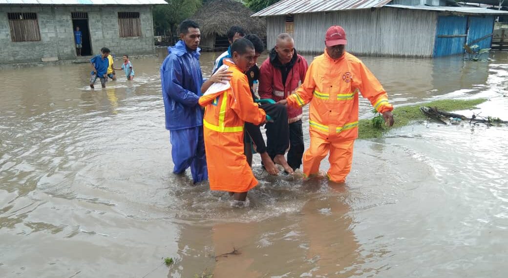 Ekipa Komisaun Dezastre Jestaun Risku Munisipiu Covalima (KJDMC) hamutuk ho komunidade Suai-loro hulan ema ho Defisiente no sasan iha Aldeia Lo'o Suku Suai-Loro.Sabado (02/07/2022). Foto Cova5.News.