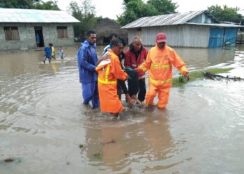 Ekipa Komisaun Dezastre Jestaun Risku Munisipiu Covalima (KJDMC) hamutuk ho komunidade Suai-loro hulan ema ho Defisiente no sasan iha Aldeia Lo'o Suku Suai-Loro.Sabado (02/07/2022). Foto Cova5.News.