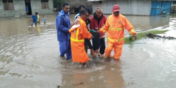 Ekipa Komisaun Dezastre Jestaun Risku Munisipiu Covalima (KJDMC) hamutuk ho komunidade Suai-loro hulan ema ho Defisiente no sasan iha Aldeia Lo'o Suku Suai-Loro.Sabado (02/07/2022). Foto Cova5.News.