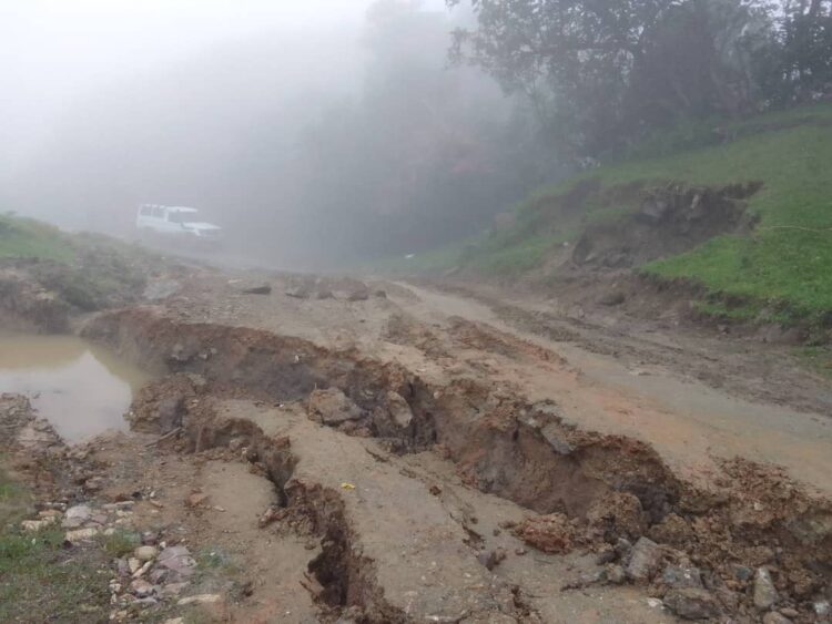 Kondisaun Estrada iha Postu Maucatar Liga ba Postu Administrativu FatuLulik no Munisipiu Bobonaro Kondisaun Grave total. Foto: Cova5.News/Jordão N. Gomes.