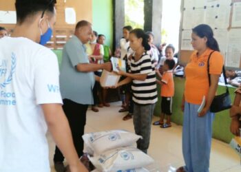 Sefe Suku Debos Agostinho Da Silva Entrega Aihan ba ba Inan isin rua sira iha Sede Suku Debos.Foto J'Barros