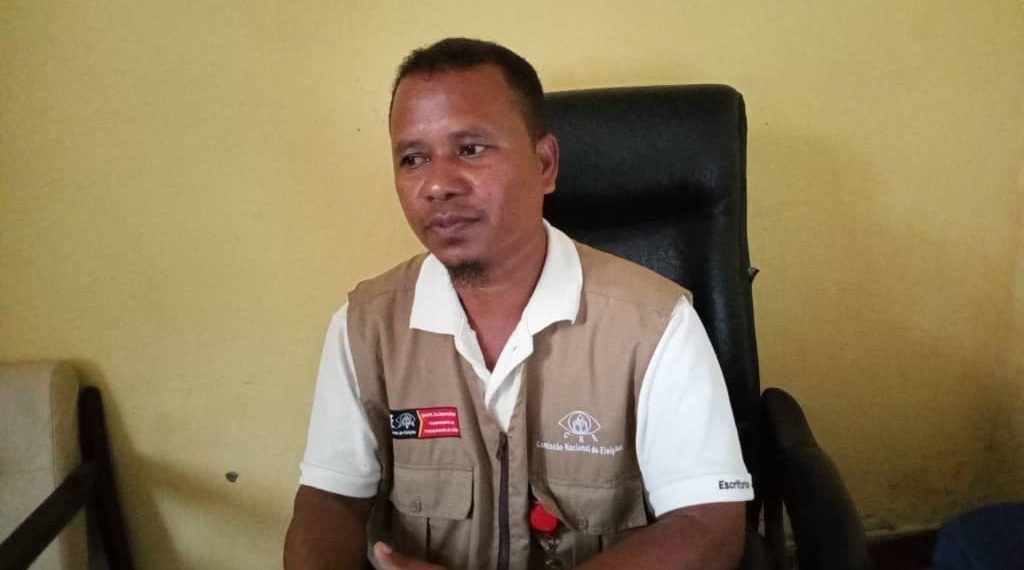 Diretor CNE Munisipiu Covalima Hermenegildo de Sena koalia ho Jornlista sira iha nia fatin servisu.(Segunda 24/04).