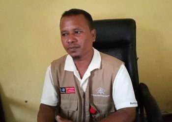 Diretor CNE Munisipiu Covalima Hermenegildo de Sena koalia ho Jornlista sira iha nia fatin servisu.(Segunda 24/04).