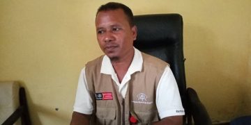 Diretor CNE Munisipiu Covalima Hermenegildo de Sena koalia ho Jornlista sira iha nia fatin servisu.(Segunda 24/04).